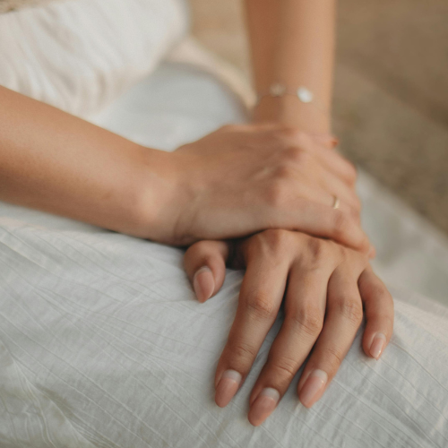 Porque És Tão Dura Contigo? A Raiz Invisível da Autocrítica Feminina